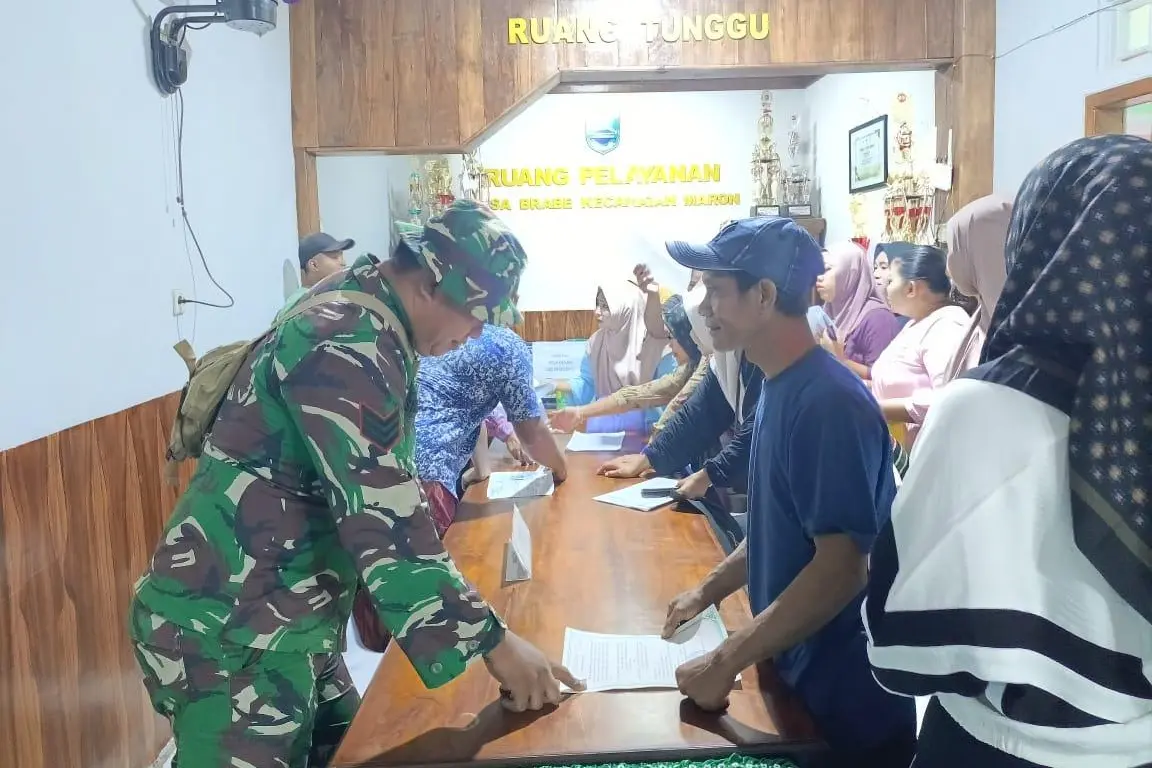 Sinergi TMMD dan Dispendukcapil Hadirkan Layanan Jemput Bola di Brabe