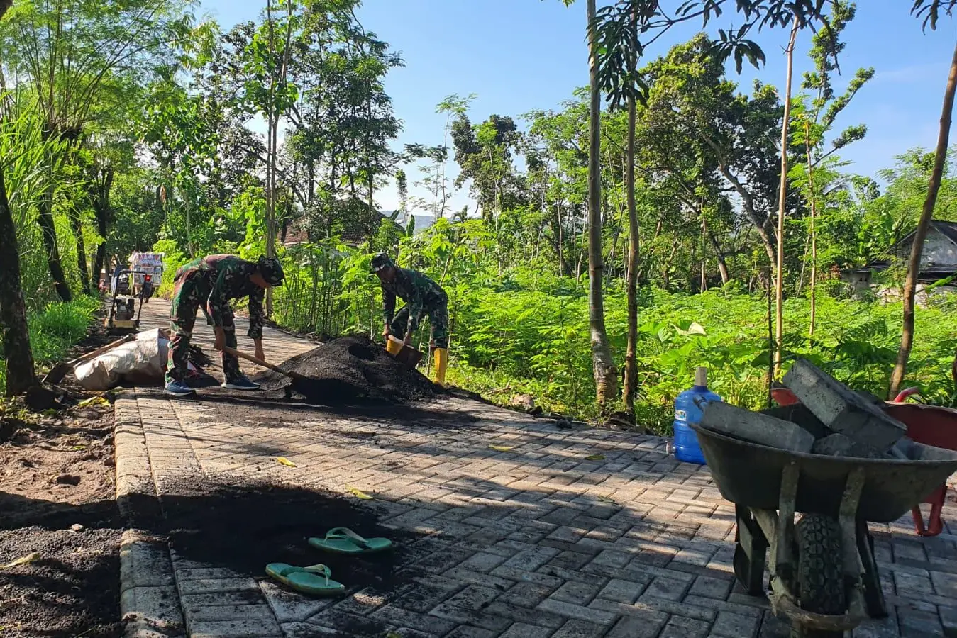 Gotong Royong Warga dan TNI Dorong Pavingisasi TMMD 128 di Brabe Capai 60 Persen