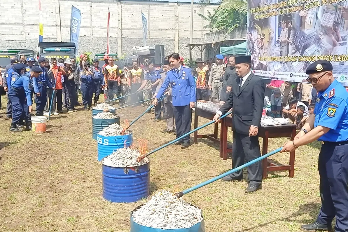 Wujudkan Cianjur Tertib, Ribuan Botol Miras dan Rokok Ilegal Dimusnahkan
