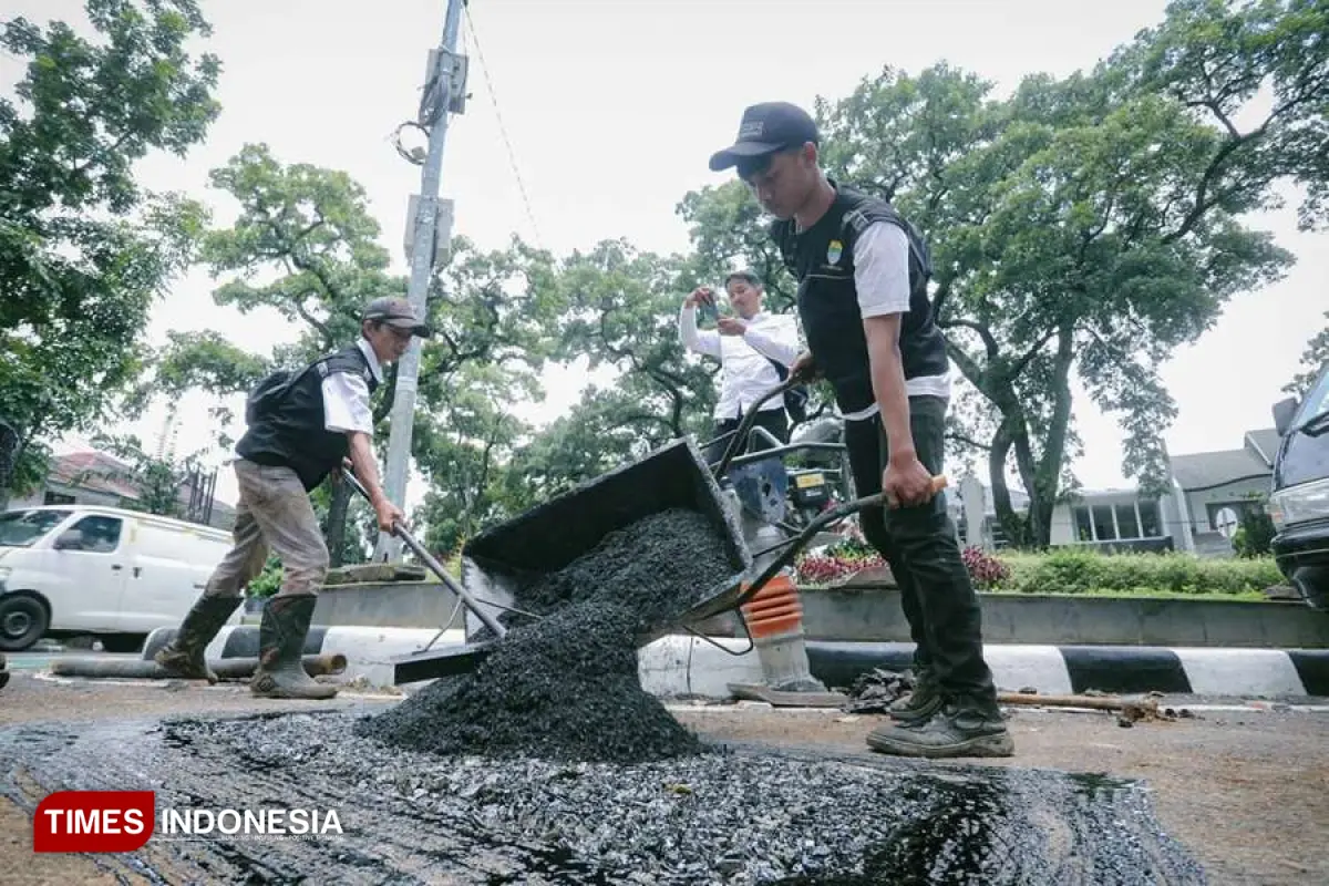 Dukung Mobilitas Warga, Pemkot Bandung Percepat Perbaikan 17 Ruas Jalan
