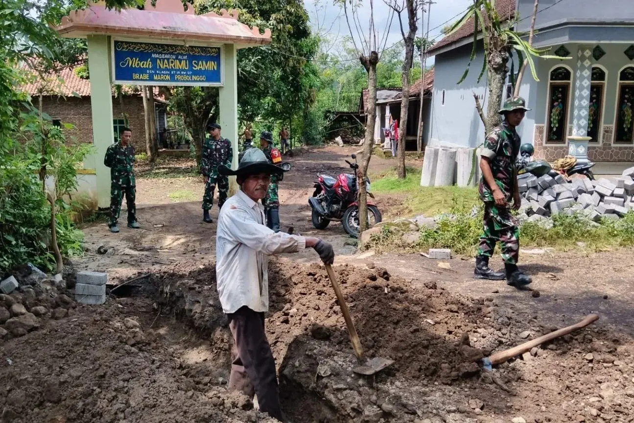 TMMD 128 Probolinggo, Kasdim 0820 Tinjau Progres Pavingisasi Jalan Dusun Klagin Desa Brabe