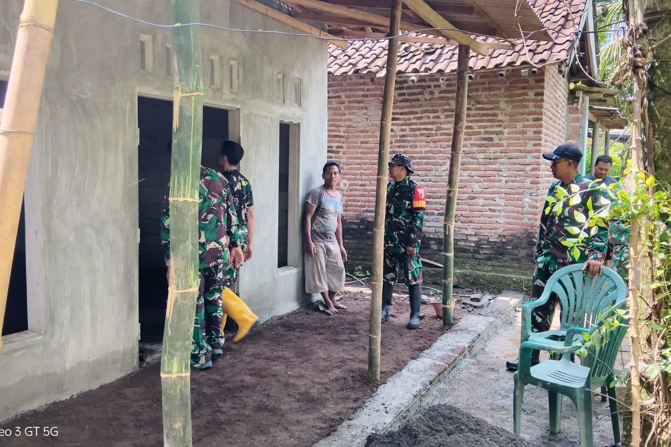Gotong Royong Satgas TMMD 128 Pacu Rehab Rumah Bu Rikso di Brabe hingga 80 Persen