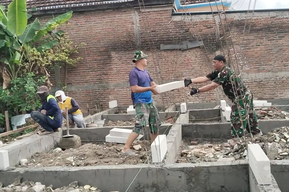 TMMD 128 Gresik Hidupkan Gotong Royong Desa Lewat Pembangunan RTLH Ibu Cendani