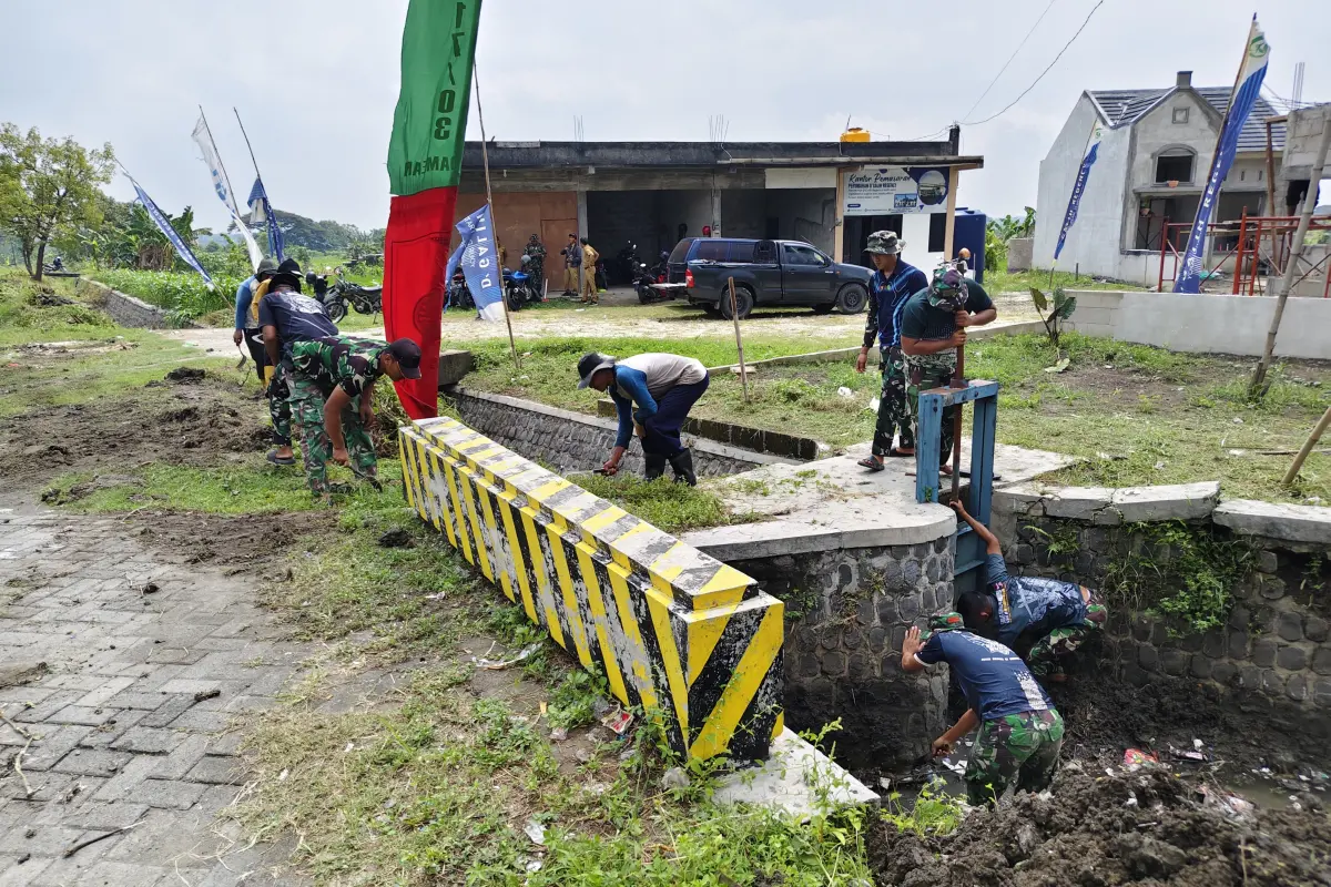 TMMD 128 Gresik Bangun Sinergi TNI-Warga lewat Rehabilitasi Pintu Air Desa Slempit