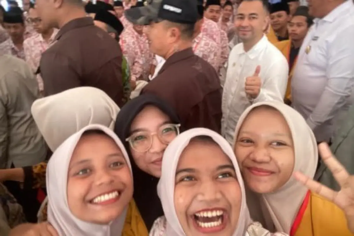 Dampingi Wapres Gibran di Pacitan, Raffi Ahmad Jadi Rebutan Selfie Para Santri