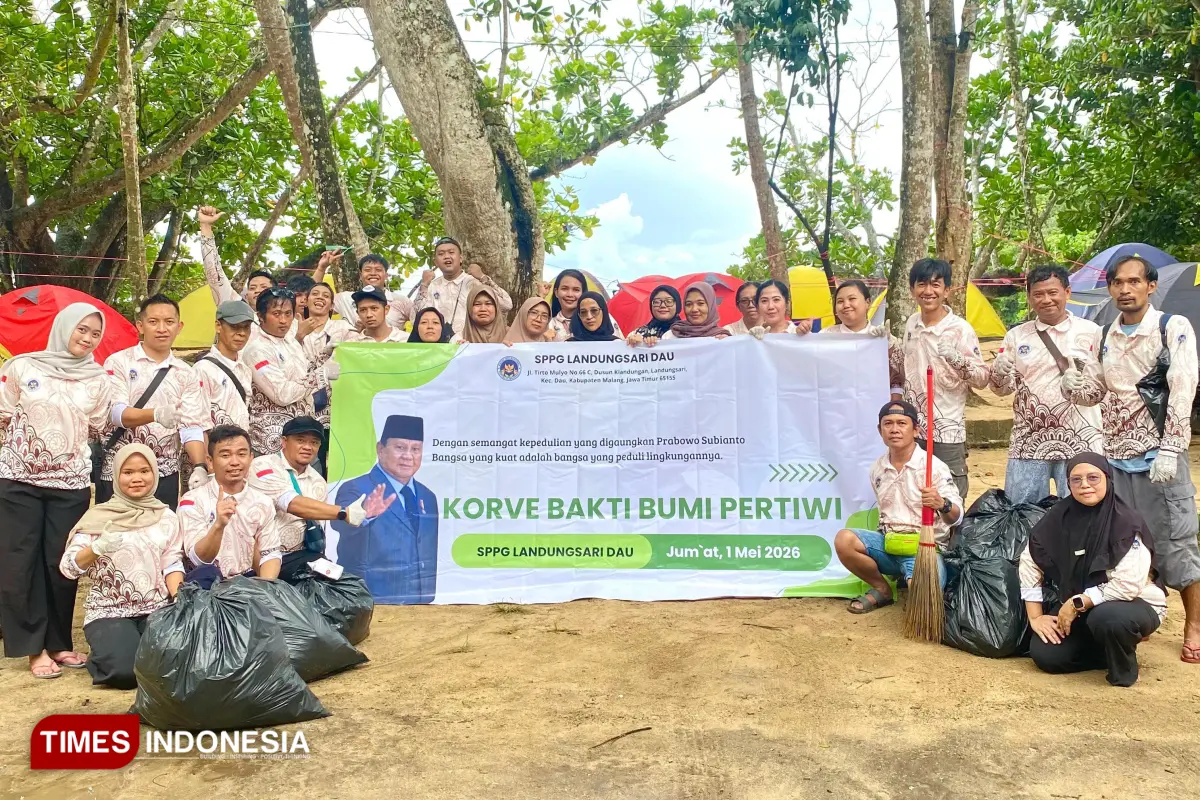 Puluhan Pekerja SPPG Landungsari Malang Manfaatkan May Day untuk Bersih-Bersih Pantai Banyu Meneng