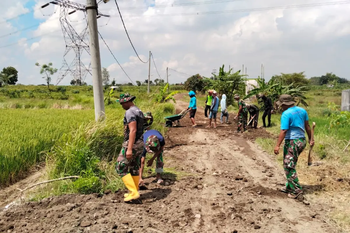 TMMD 128 Gresik Hidupkan Gotong Royong Warga Lewat Pembangunan Jalan Desa Slempit