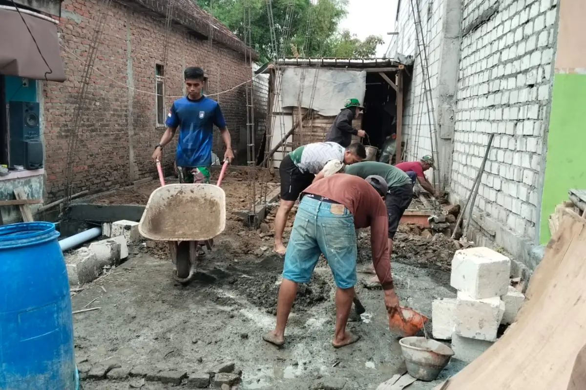 TMMD 128 Gresik Bangun Rumah Ibu Sumani, Perkuat Kemanunggalan TNI dan Warga