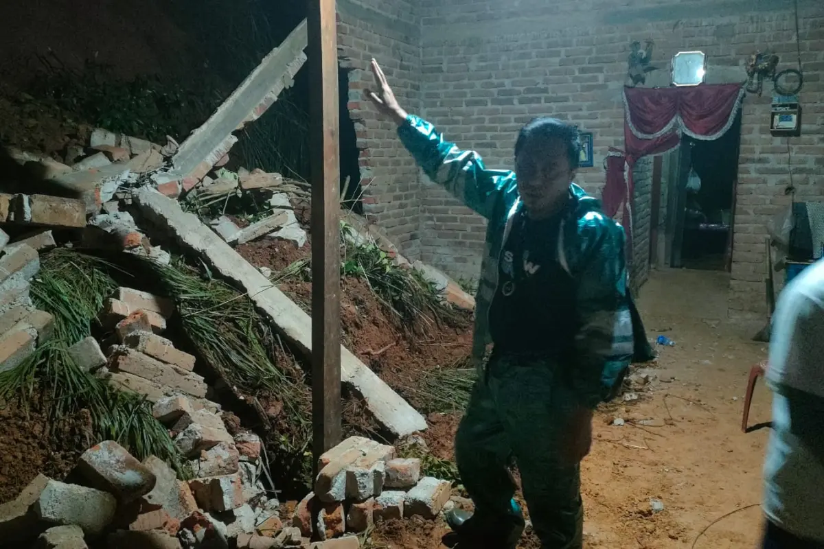 Satu Rumah Rusak Dihantam Longsor di Tegalombo Pacitan, Penghuni Mengungsi