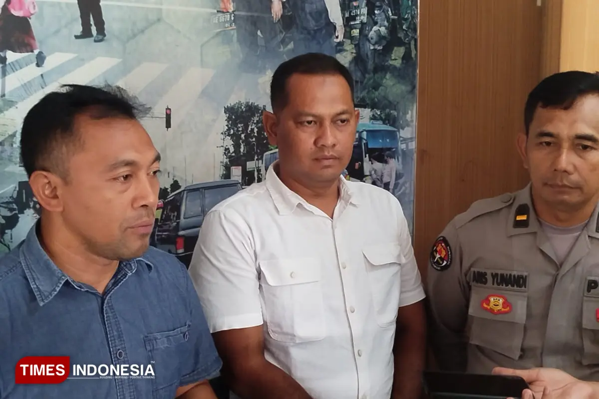 memberi keterangan pers