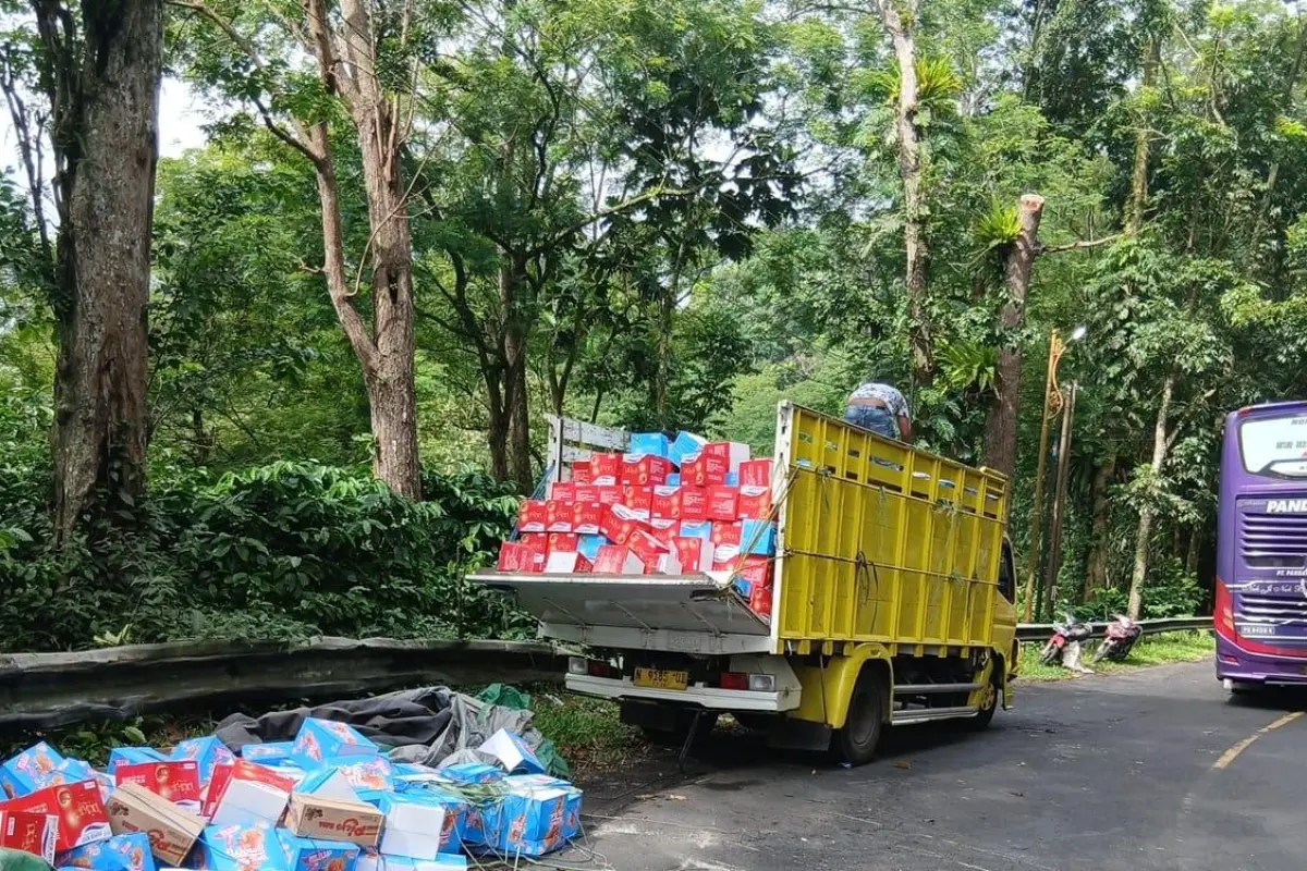 Muatan truk berisi snack berceceran