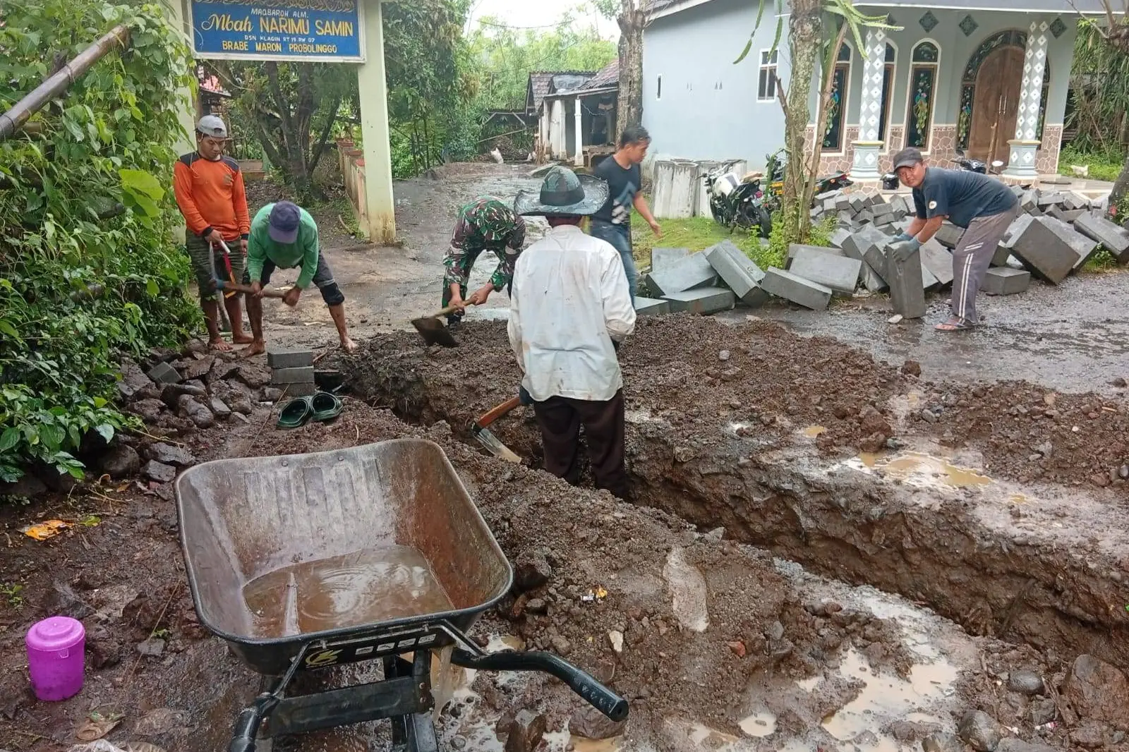 TMMD 128 Probolinggo Bangun Drainase Buis Beton di Brabe, Lindungi Jalan dan Permukiman