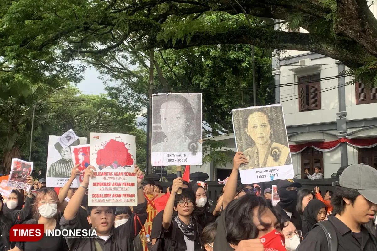 Ratusan Buruh dan Mahasiswa Padati Balai Kota Malang dalam Aksi Hari Buruh Internasional 2026