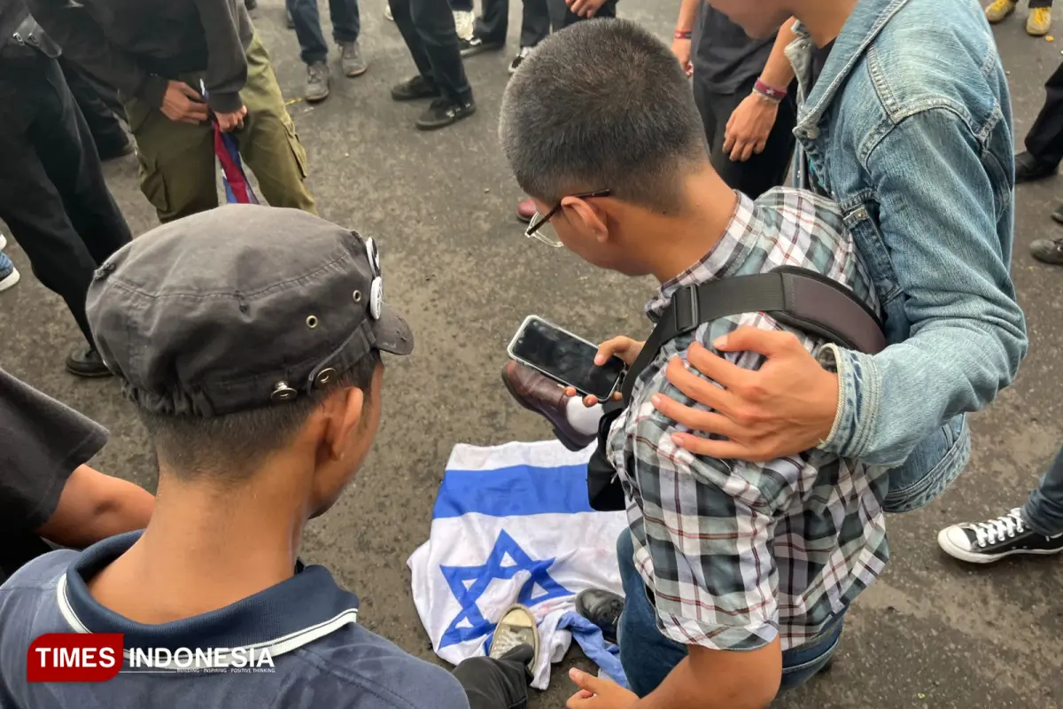 May Day di Balai Kota Malang, Massa Bakar Bendera AS dan Israel di Tengah Aksi Musik Jalanan
