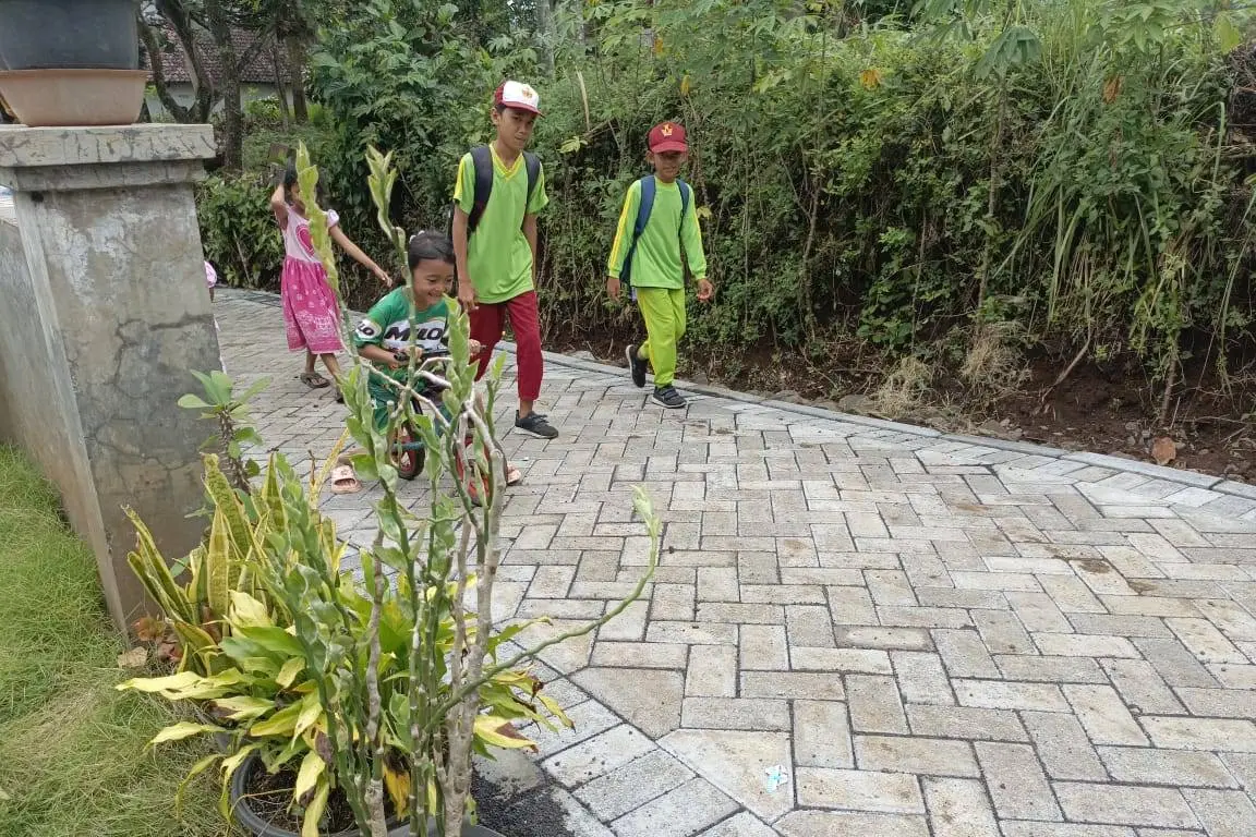 TMMD 128 Probolinggo Permudah Akses Sekolah, Jalan Paving Brabe Jadi Jalur Aman Siswa