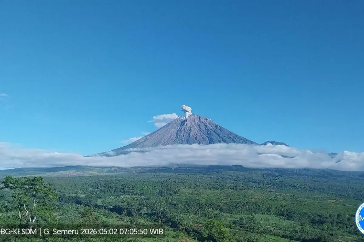 Gunung Semeru Erupsi Dua Kali Pagi Ini, Kolom Abu Capai 700 Meter