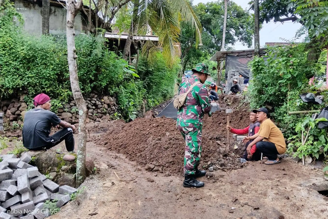 Saat Kades Brabe Turun ke Lapangan, TMMD 128 Perlihatkan Wajah Gotong Royong Desa