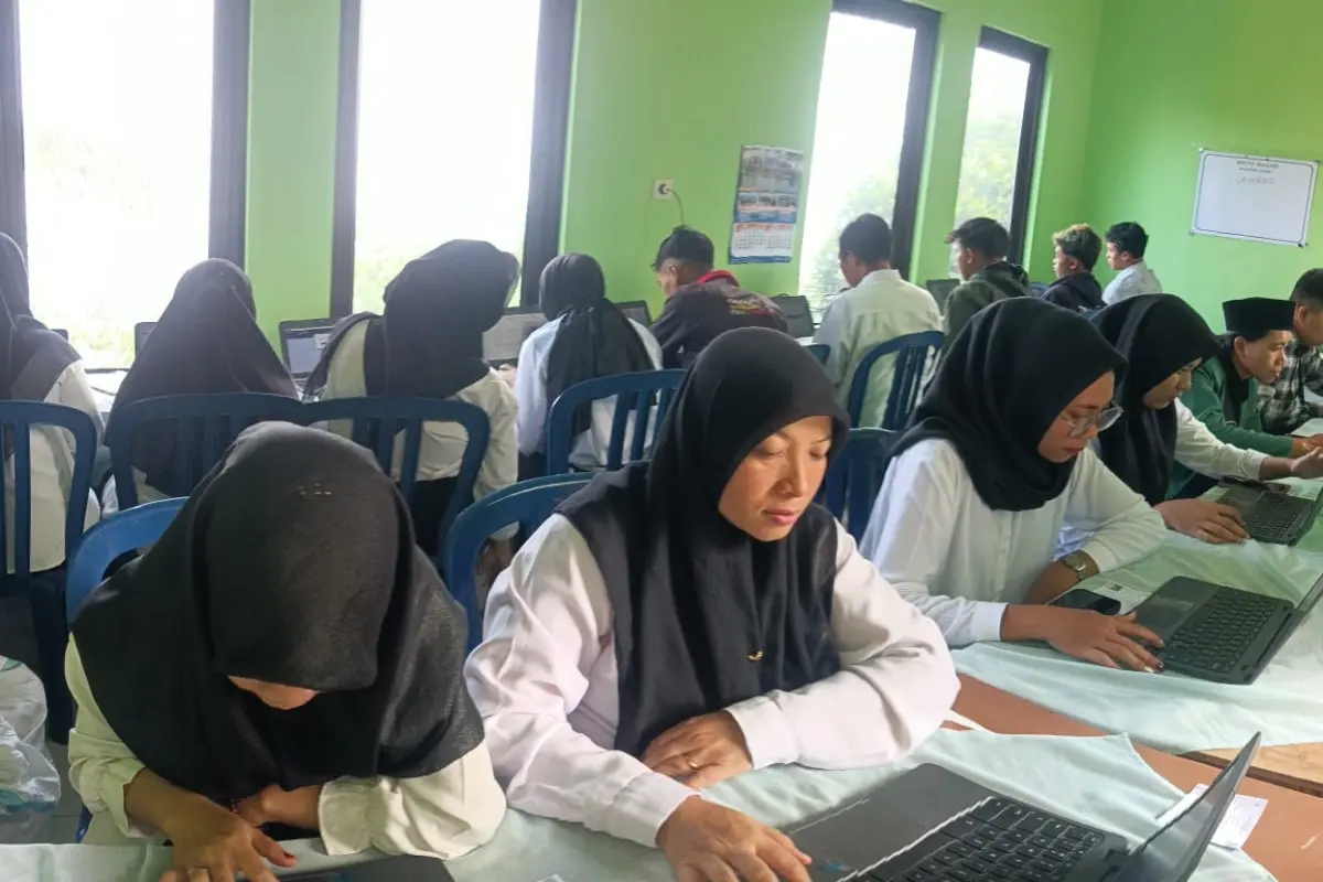 Siswa Paket C di Pacitan Buktikan Usia Bukan Halangan Kuasai Teknologi