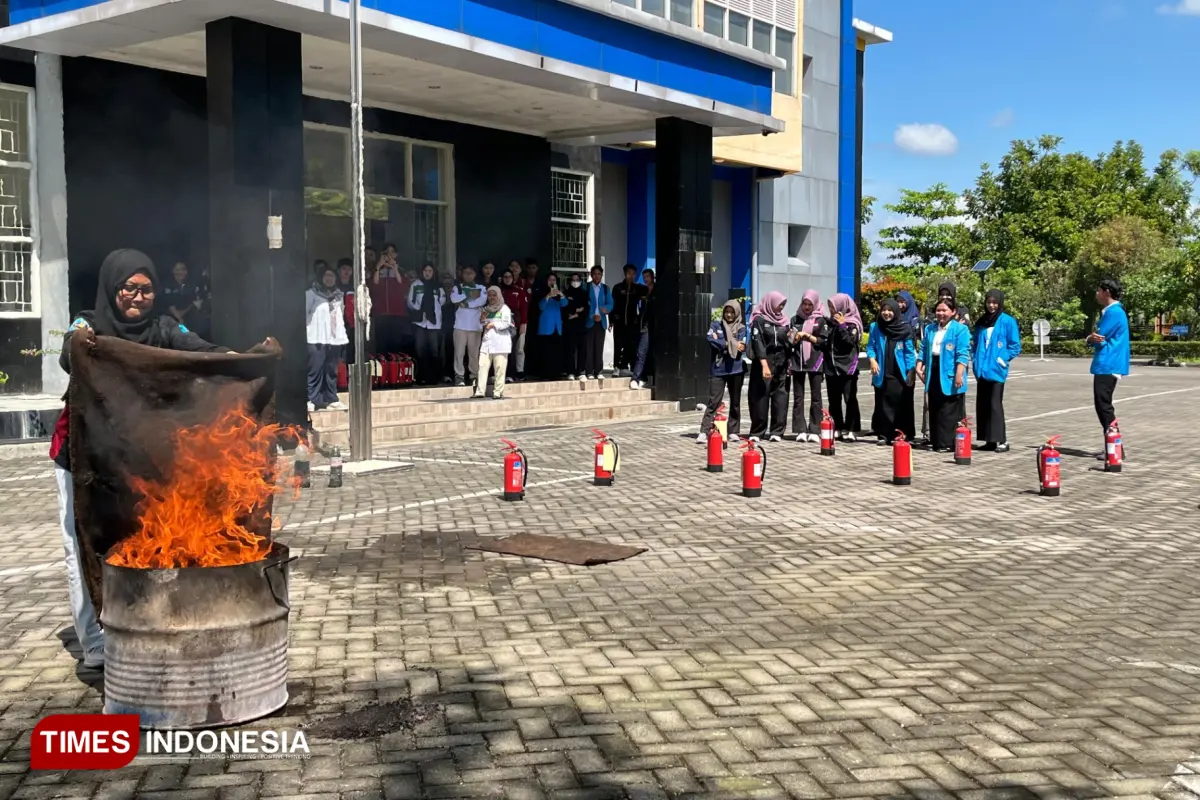 Latih Mahasiswa Gunakan APAR - 2