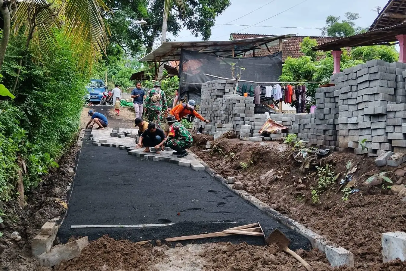 Kades Brabe Turun Pasang Paving, TMMD 128 Jadi Simbol Kolaborasi Desa dan TNI