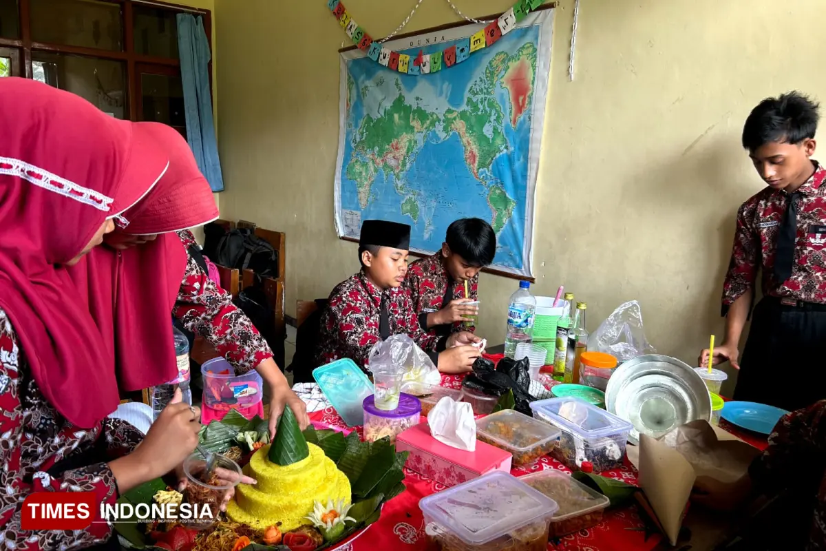 Ujian Praktik Nasi Tumpeng di SDN 2 Kalikuning Pacitan, Siswa Adu Kreativitas Sajikan Kearifan Lokal