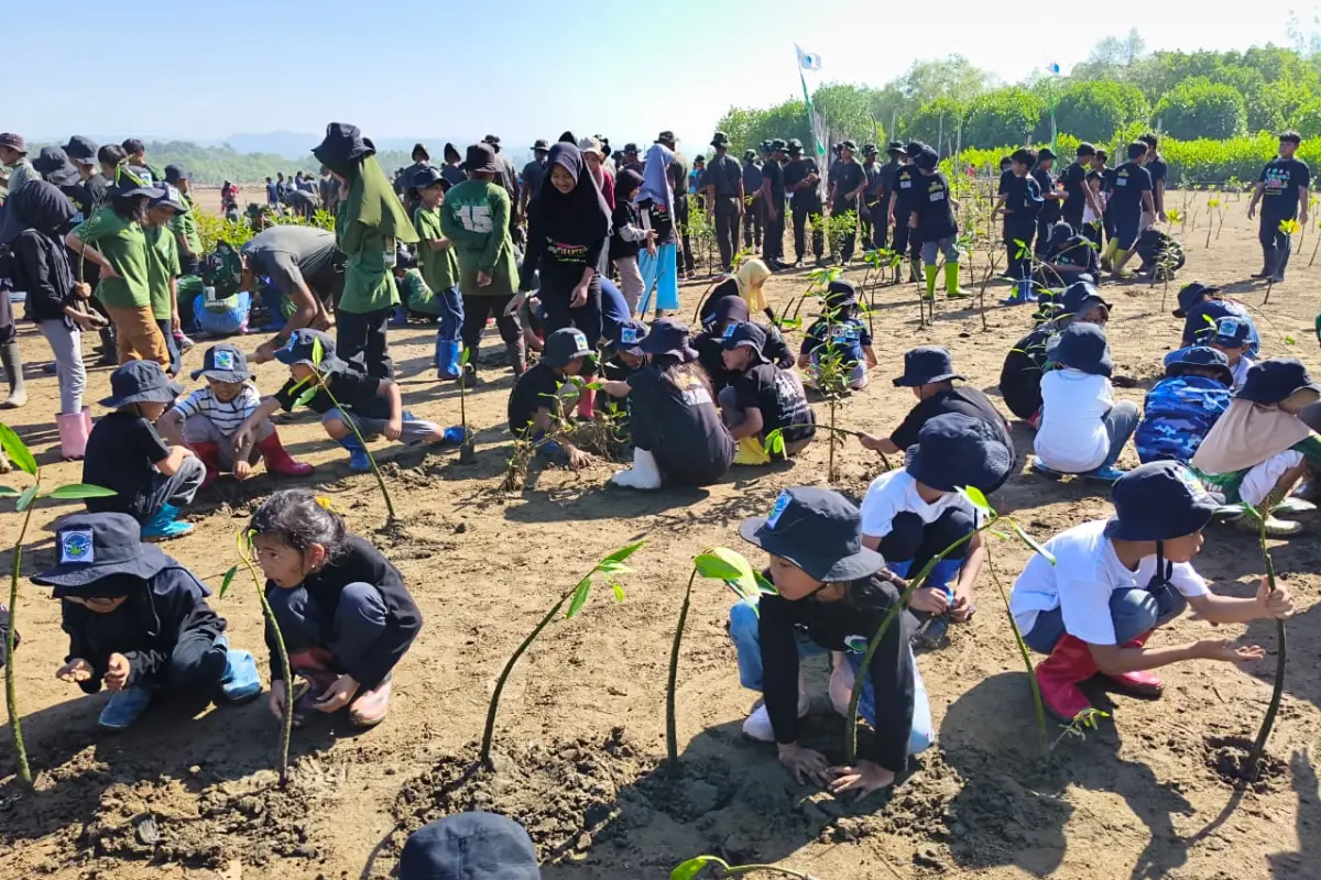 Hari Bumi 2026, Sekolah Alam Pacitan Tanam 6.600 Mangrove untuk Perkuat Pesisir