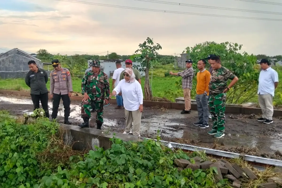 Sekda Gresik Tinjau TMMD 128 Slempit, Pastikan Progres Jalan Desa Berjalan Sesuai Rencana