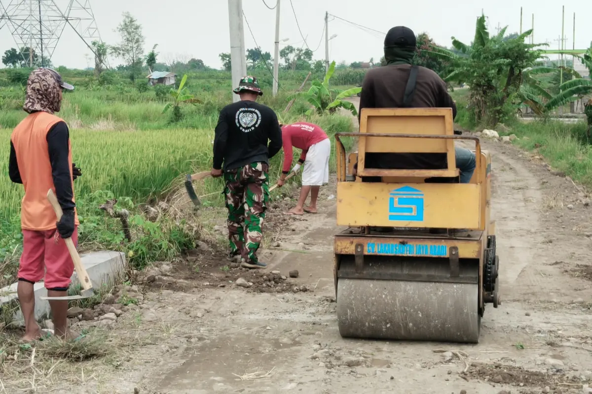TMMD 128 Gresik Kebut Pengerasan Jalan Poros Slempit, Siapkan Akses Desa Lebih Kokoh