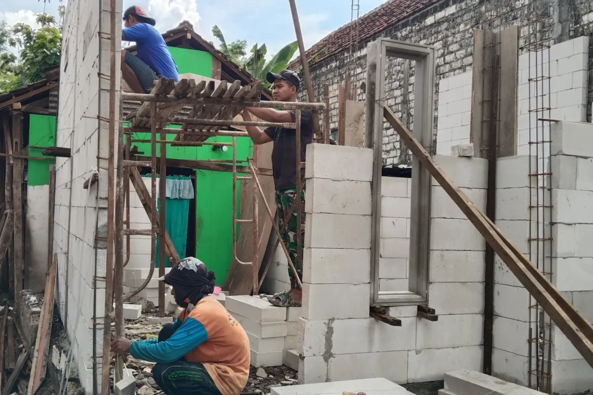 TMMD 128 Gresik Hidupkan Gotong Royong Desa Slempit lewat Pembangunan Rumah Ibu Warni