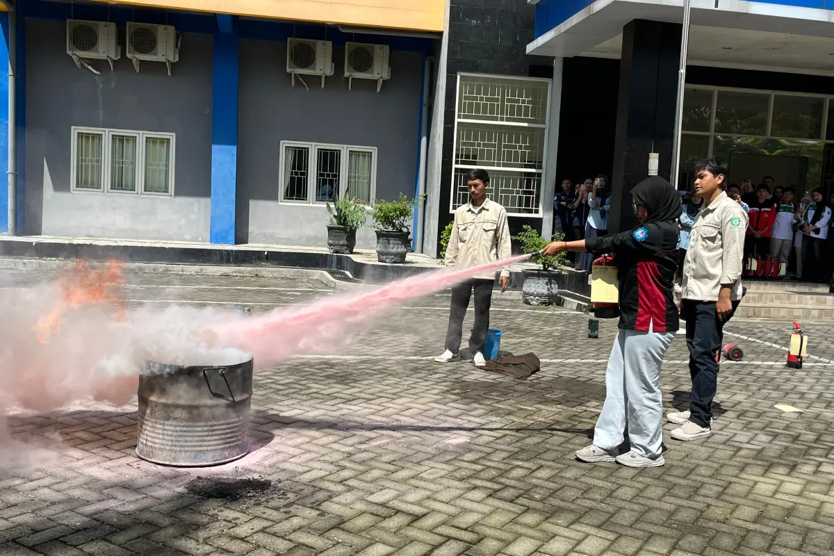 Tingkatkan Kesadaran Keselamatan, UNIPMA Madiun Latih Mahasiswa Gunakan APAR