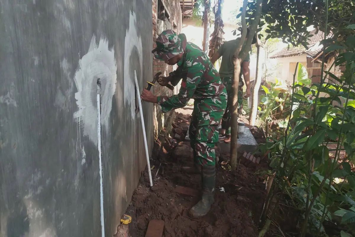 TMMD 128 Probolinggo Bangun MCK Suwito, Dari Sungai ke Sanitasi Layak