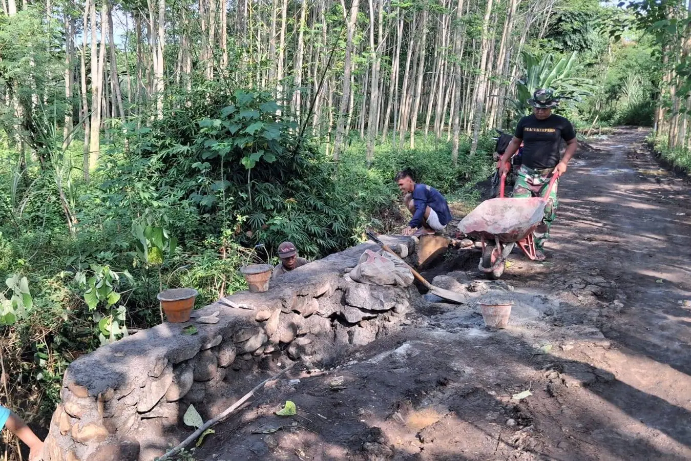 TMMD 128 Probolinggo Kebut TPT 120 Meter di Brabe, Bentengi Jalan dari Ancaman Longsor