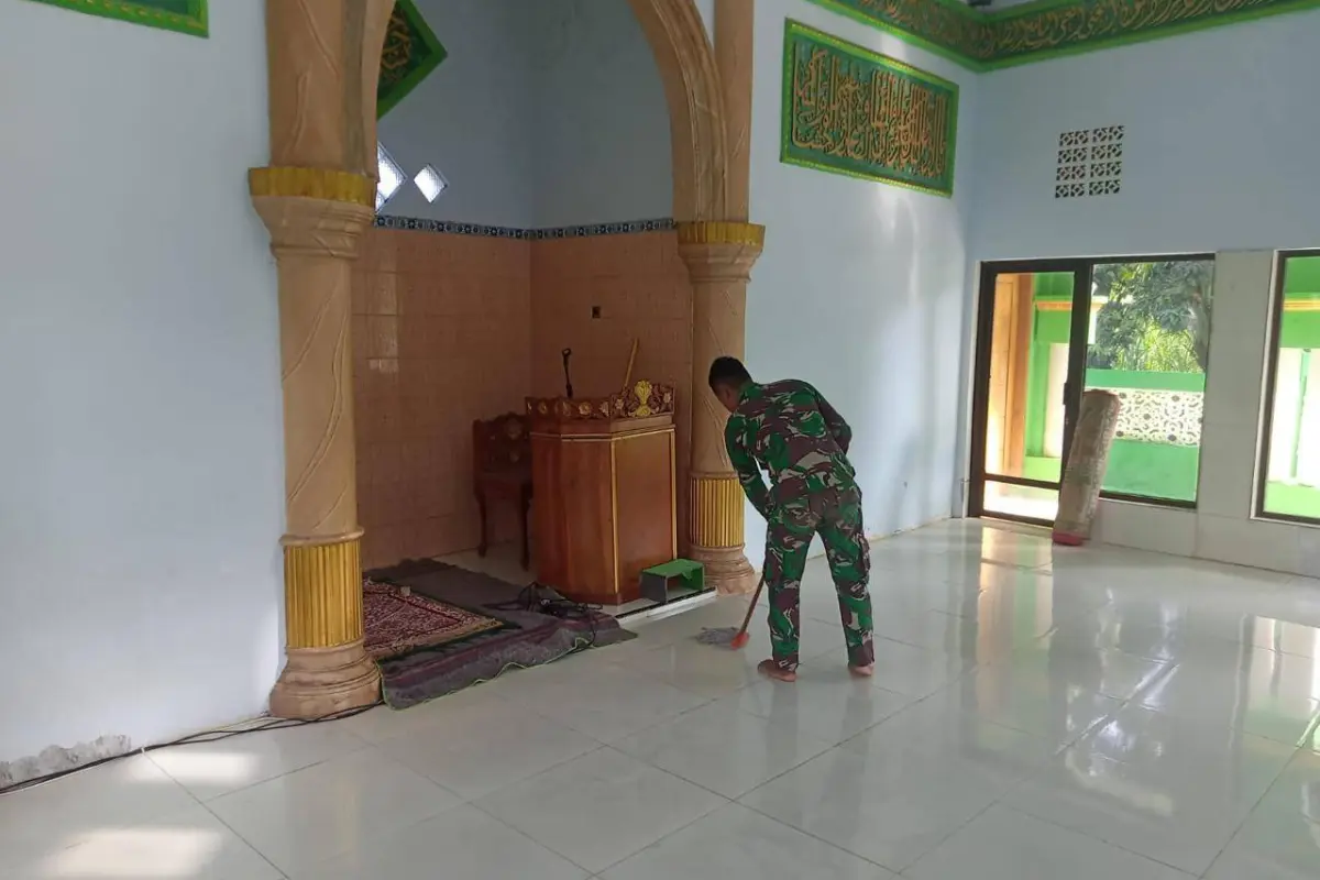 Satgas TMMD Ke-128 Kodim 0820 Probolinggo Jadikan Bersih-Bersih Masjid sebagai Penguatan Sosial Warga