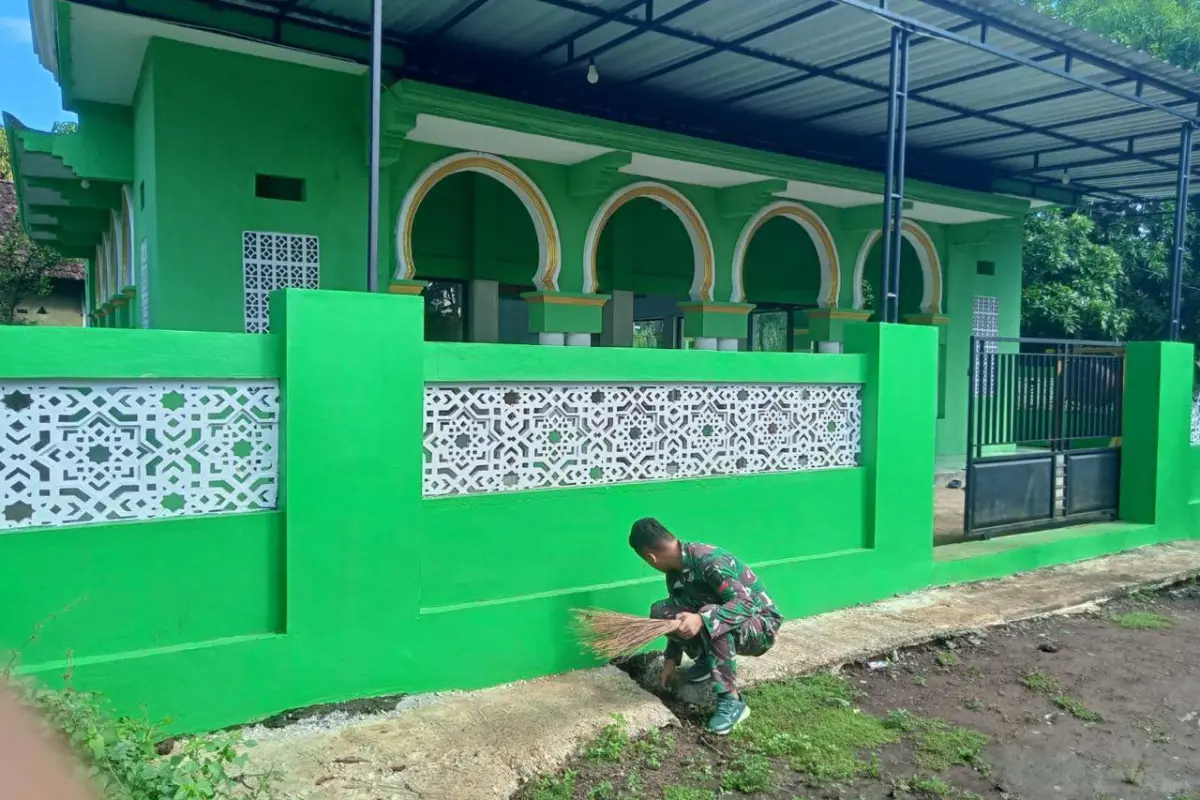 Bersih-Bersih Masjid Nurul Jannah Warnai TMMD Ke-128 Kodim 0820 Probolinggo di Dusun Klagin