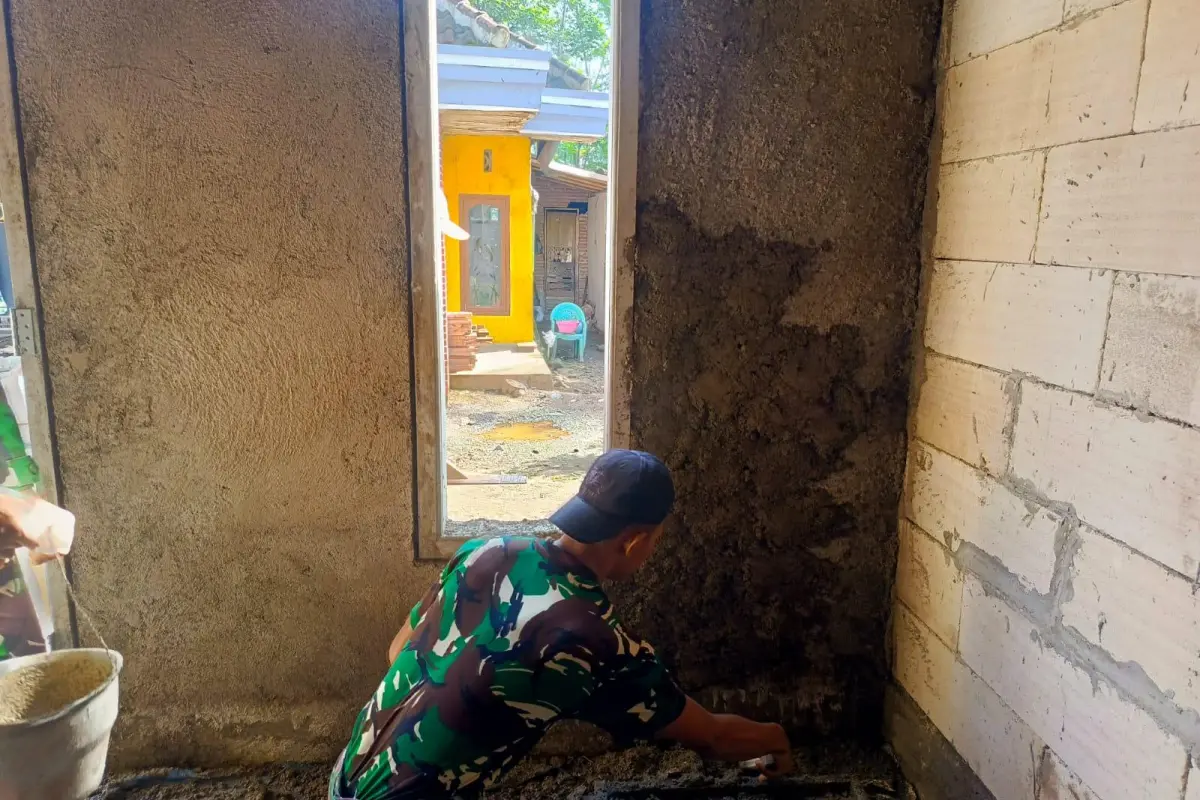 TMMD 128 Probolinggo Kebut Rehab Rumah Bu Rikso, Finishing Ditarget Sebelum 21 Mei