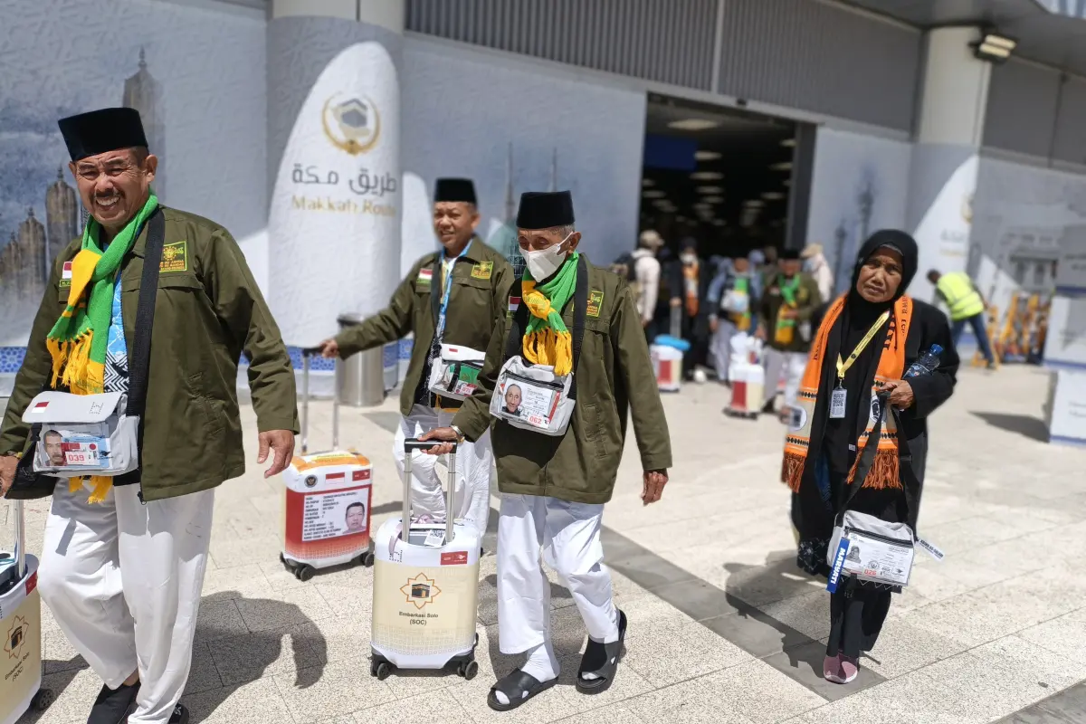 Peran Senyap Petugas Checker Bagasi Jaga Koper Jemaah Haji di Tanah Suci