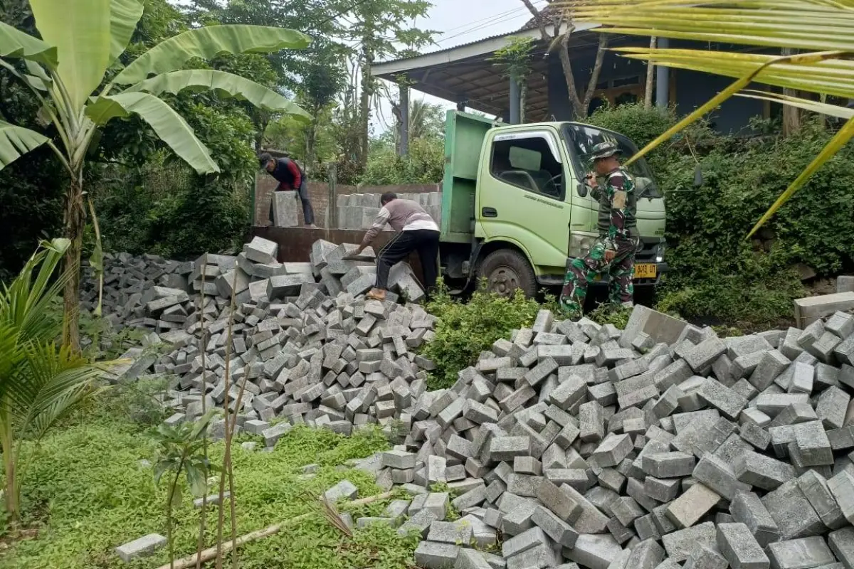 Gotong Royong Warnai Bongkar Material Paving TMMD Ke-128 di Dusun Klagin Probolinggo