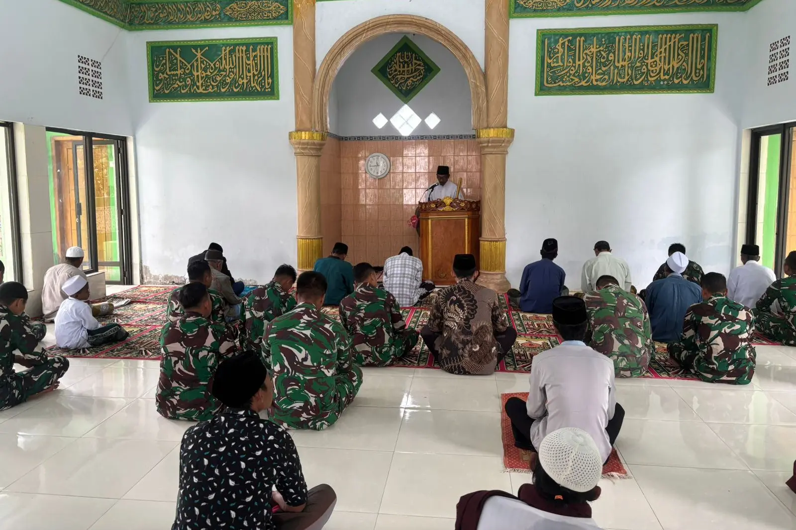 Sholat Dzuhur Berjamaah Jadi Momen Pemulihan Semangat Satgas TMMD Ke-128 Kodim 0820 Probolinggo