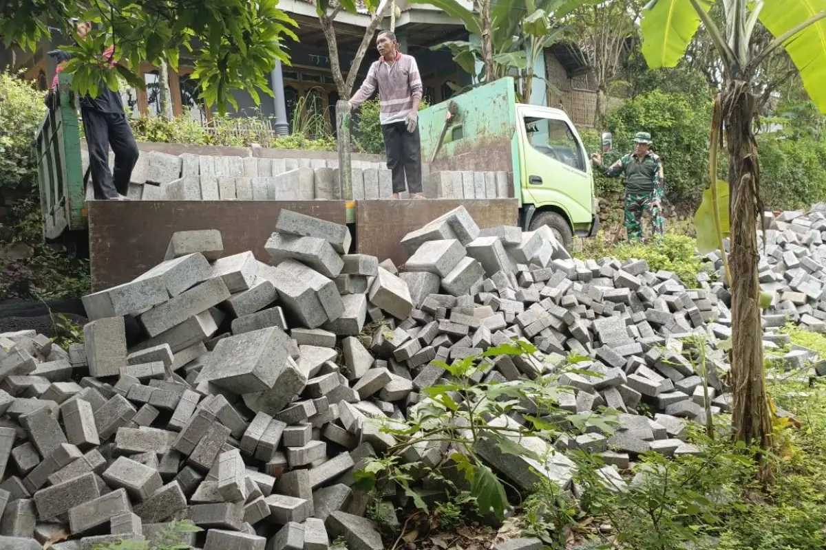 Distribusi Material Paving TMMD Ke-128 Kodim 0820 Probolinggo Dipastikan Lancar di Dusun Klagin