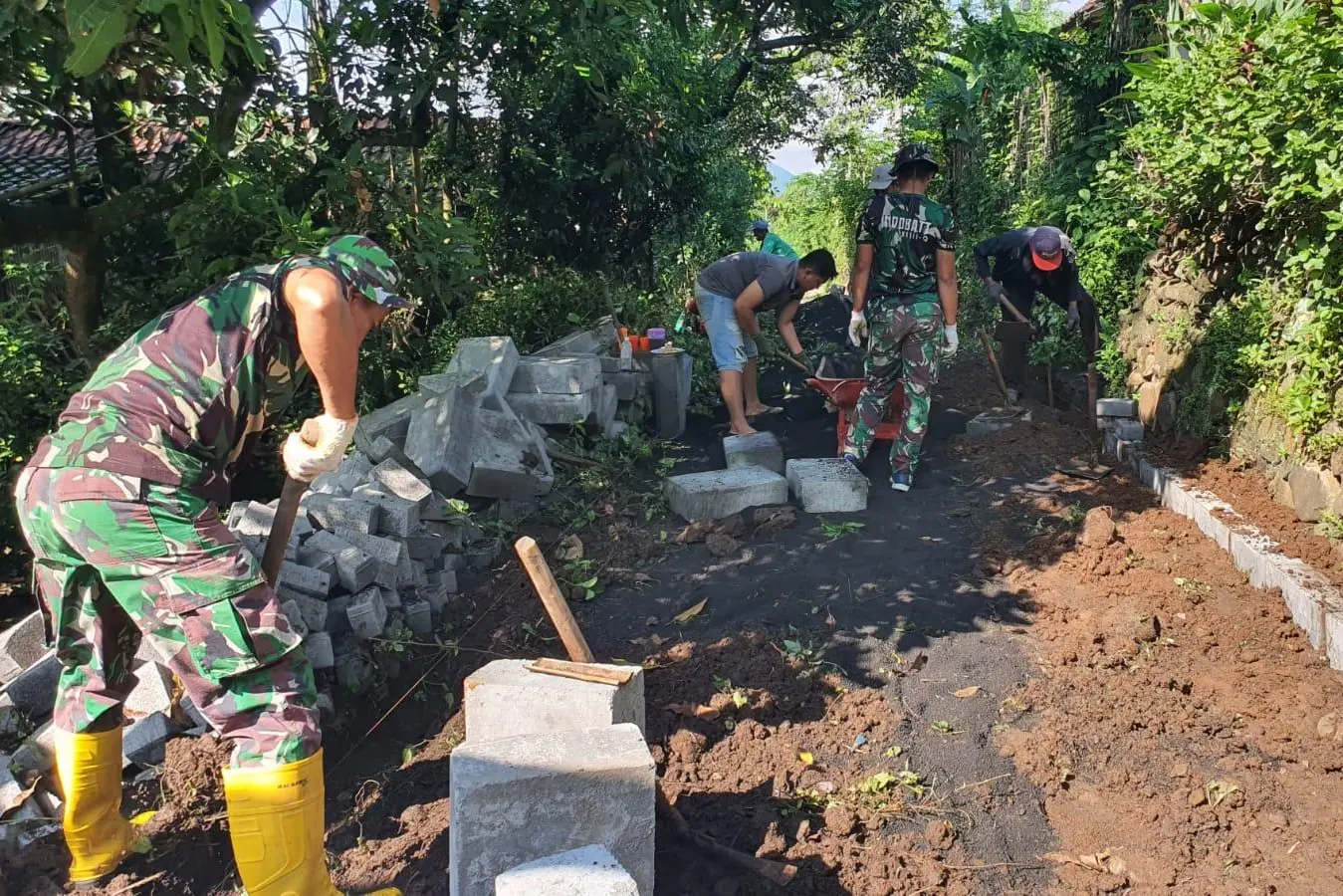 Gotong Royong Warga dan TNI Percepat Pavingisasi TMMD 128 Probolinggo di Dusun Klagin