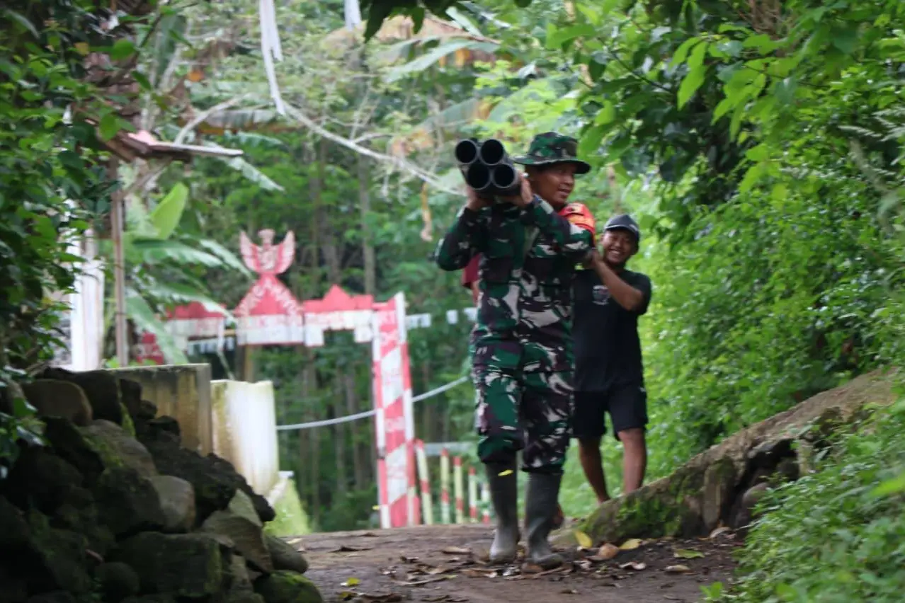 TMMD Ke-128 Kodim 0820 Probolinggo Tembus Medan Curam, Pipanisasi SPAM 1,5 Km di Tiris Dikebut