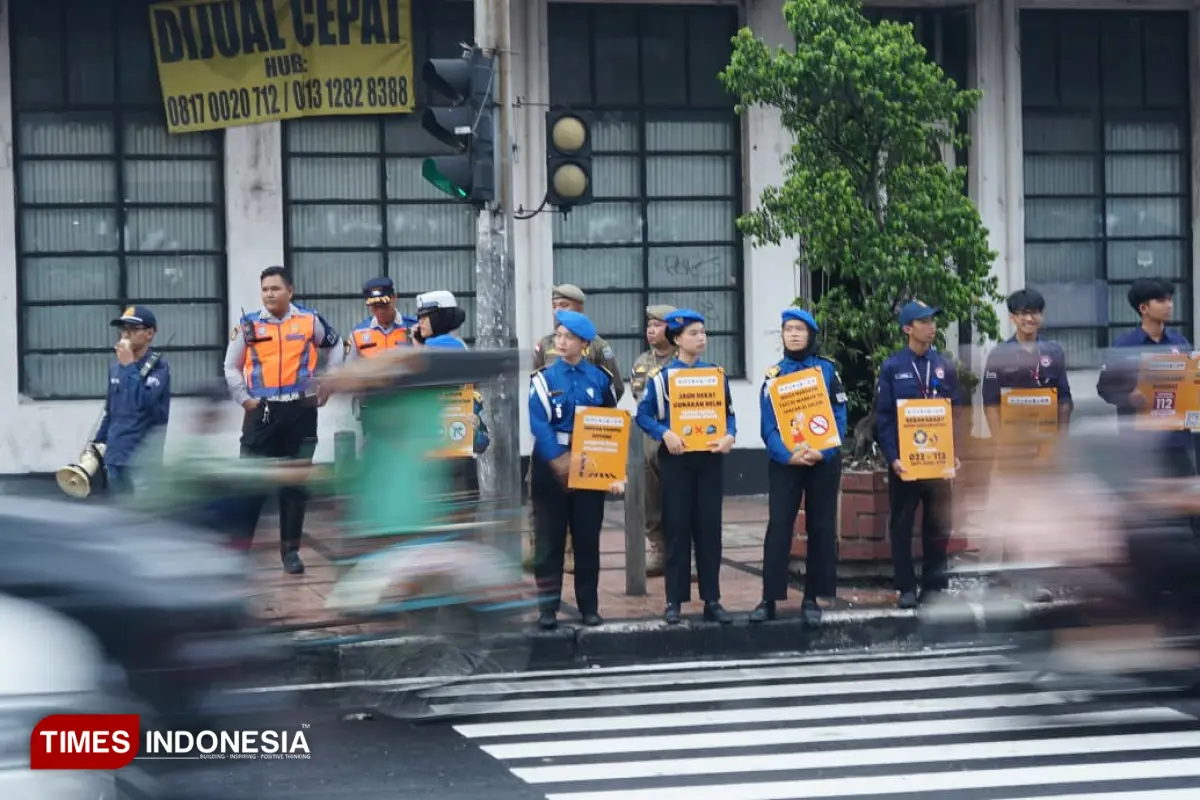 Komunitas Edan Sepur Gelar Edukasi "Simpang Sejuta Selamat" di Simpang Lima Bandung