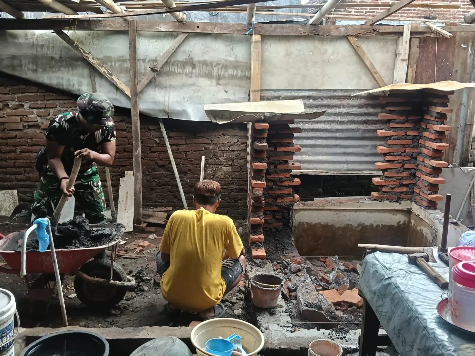 TMMD 128 Probolinggo Bangun Sanitasi Tariyah, Dari Sungai ke MCK Layak Huni