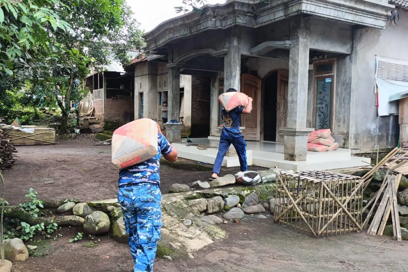 Saat Jalan Sempit Tak Halangi Pembangunan, Warga Brabe Probolinggo dan Satgas TMMD Angkut Material Bersama