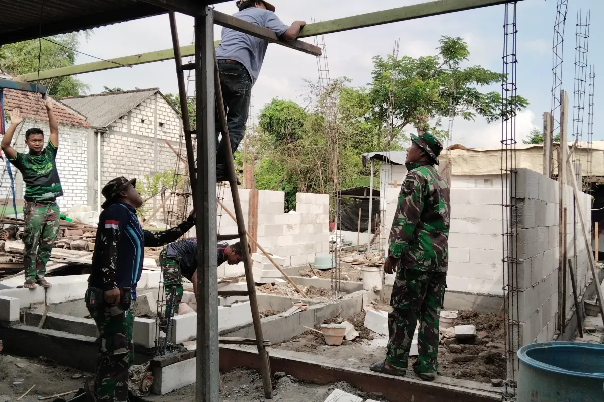 TMMD 128 Gresik Percepat RTLH Bapak Sumaun, Hunian Layak Mulai dari Pembongkaran Total