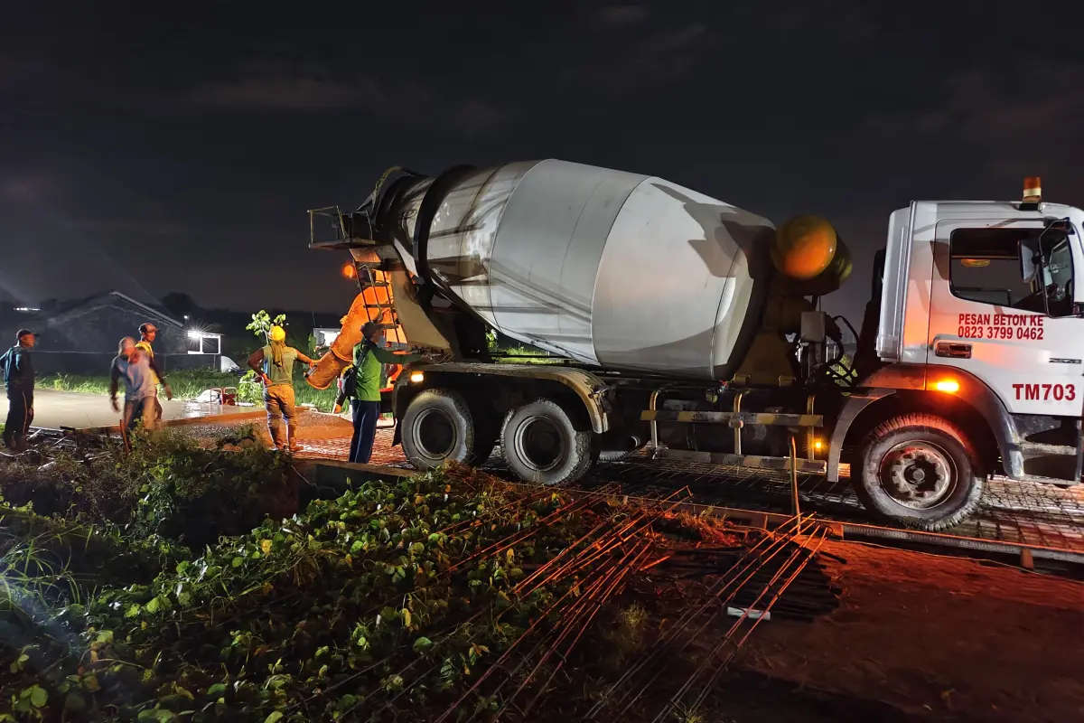 TMMD 128 Gresik Hidupkan Gotong Royong Malam Hari, Jalan Poros Slempit Rampung