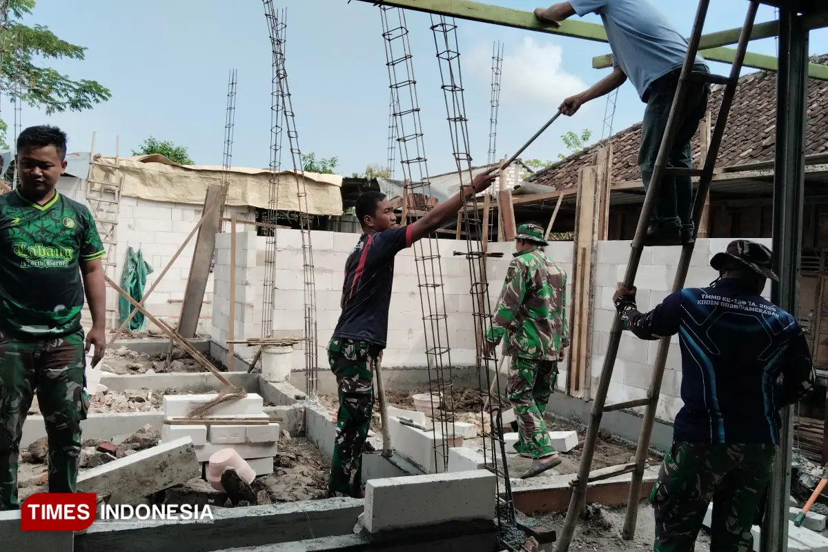 TMMD 128 Gresik Bangun Solidaritas Warga Slempit lewat Renovasi Rumah Bapak Sumaun