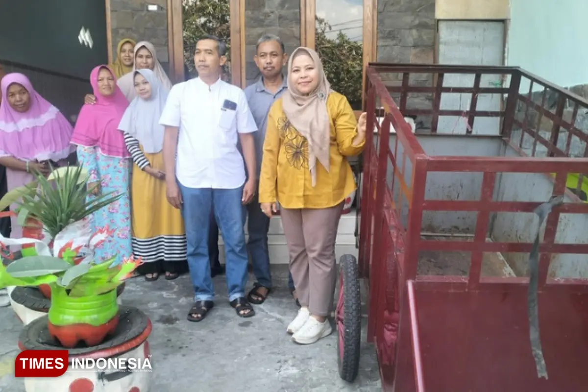 Anggota DPRD Gresik Bagikan Gerobak dan Tong Sampah ke Warga