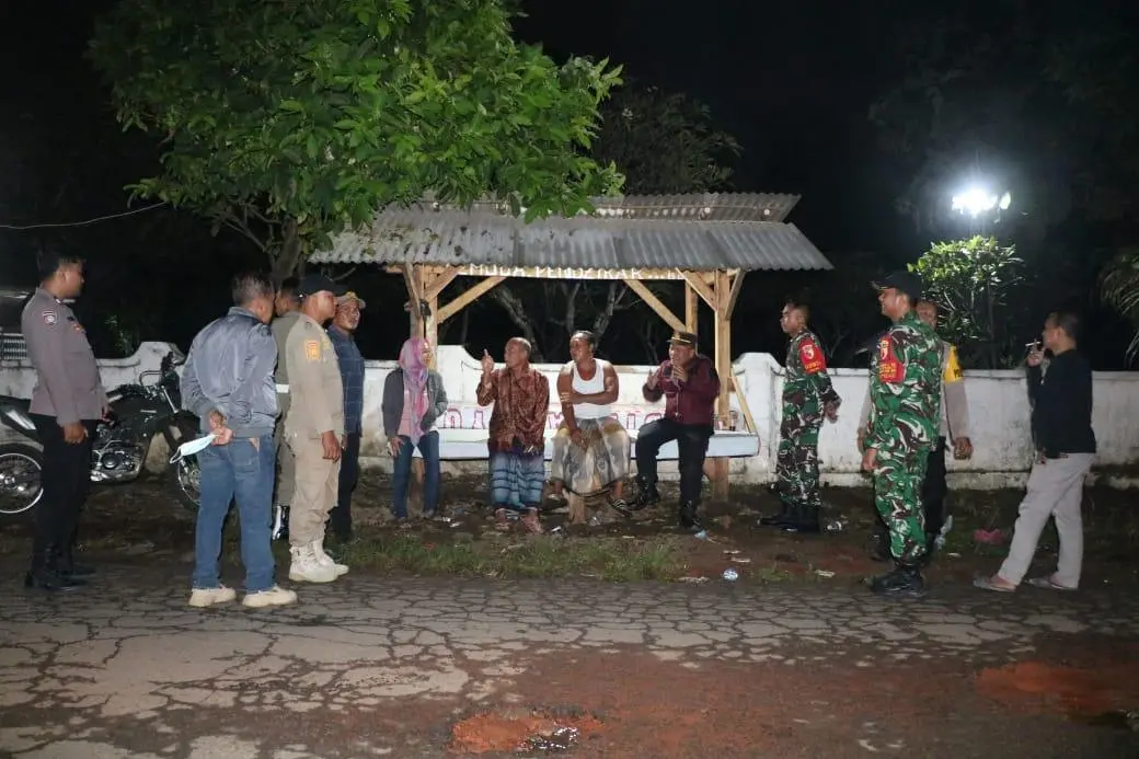 Patroli Malam TMMD 128 Probolinggo Jaga Stabilitas Desa Brabe Tetap Kondusif