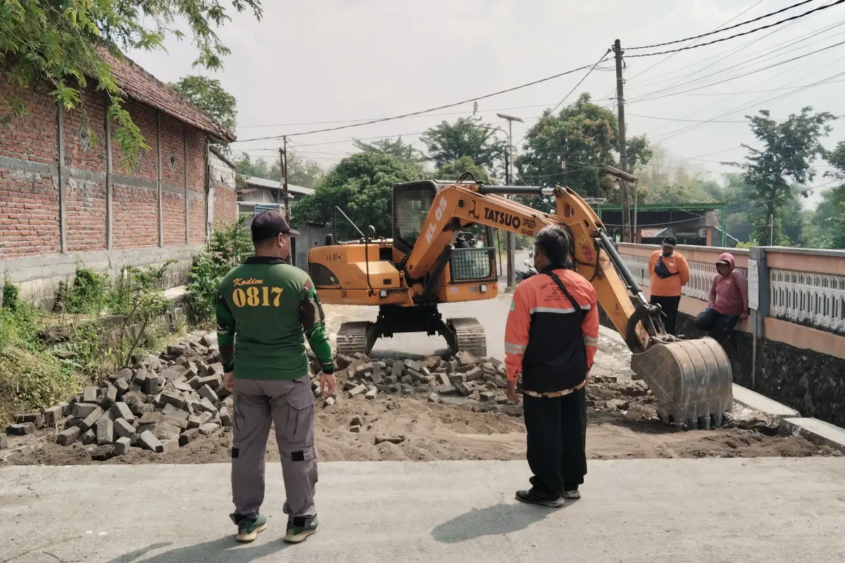 TMMD 128 Gresik Hidupkan Gotong Royong Warga Slempit Lewat Pembongkaran Jalan Lama